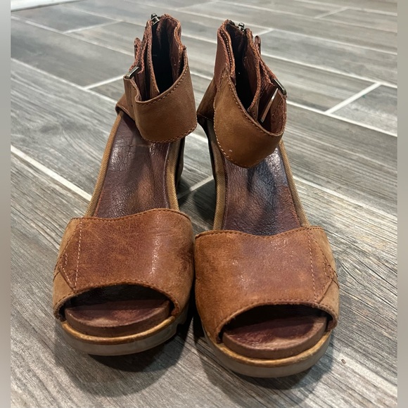 Sorel Tan and Brown WOMENS JOANIE RUSTIC BROWN WEDGE SANDALS
Size 9 - Picture 4 of 12